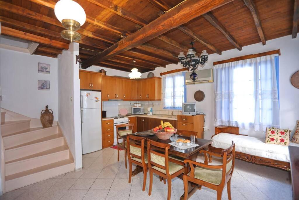 Alexandras Traditional House In Centre Holiday home *