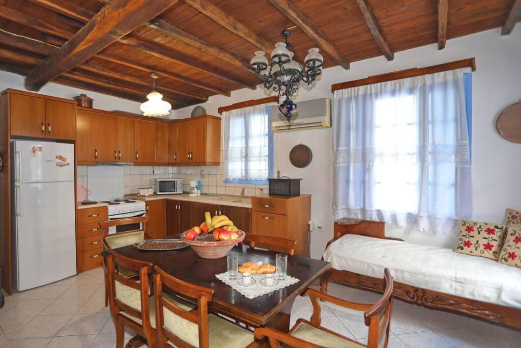 Alexandras Traditional House In Centre